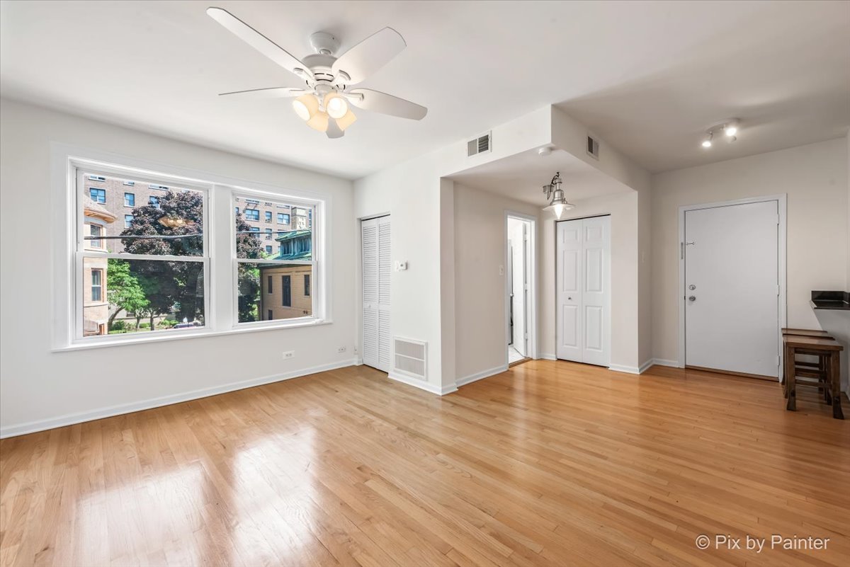 4240 N Clarendon Avenue Unit: 305N