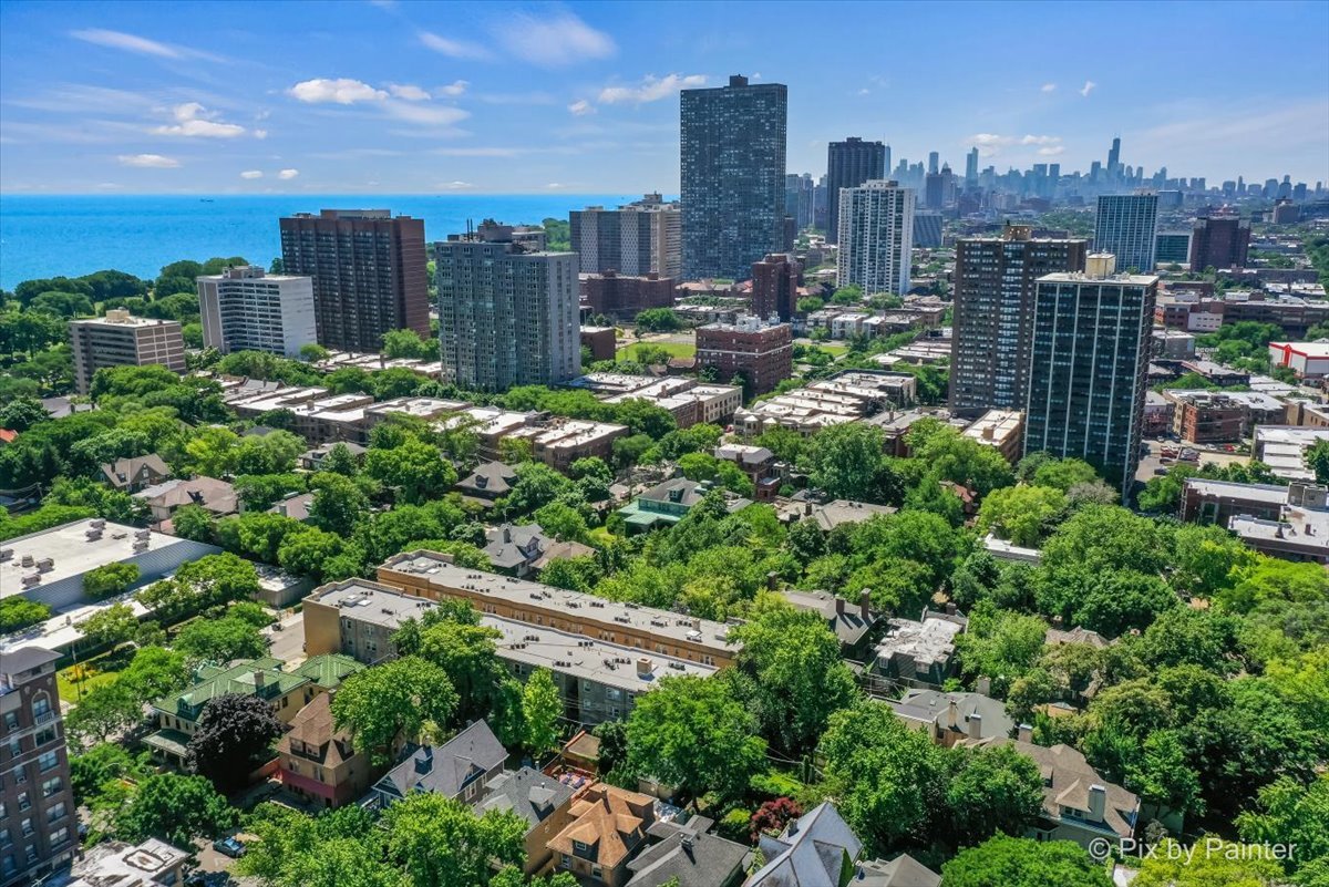 4240 N Clarendon Avenue Unit: 305N