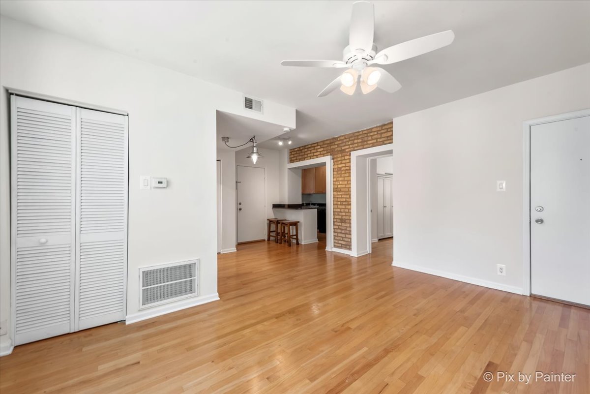 4240 N Clarendon Avenue Unit: 305N