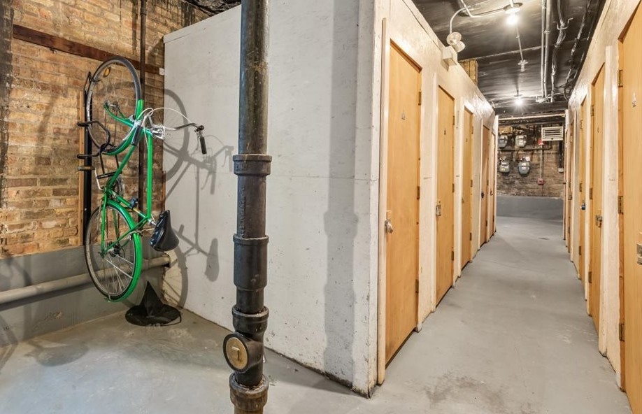 4240 N Clarendon Avenue Unit: 305N