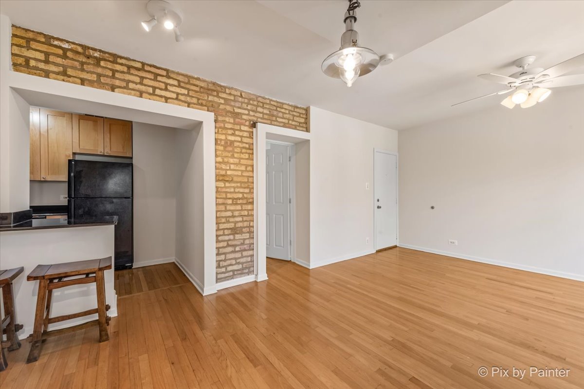 4240 N Clarendon Avenue Unit: 305N