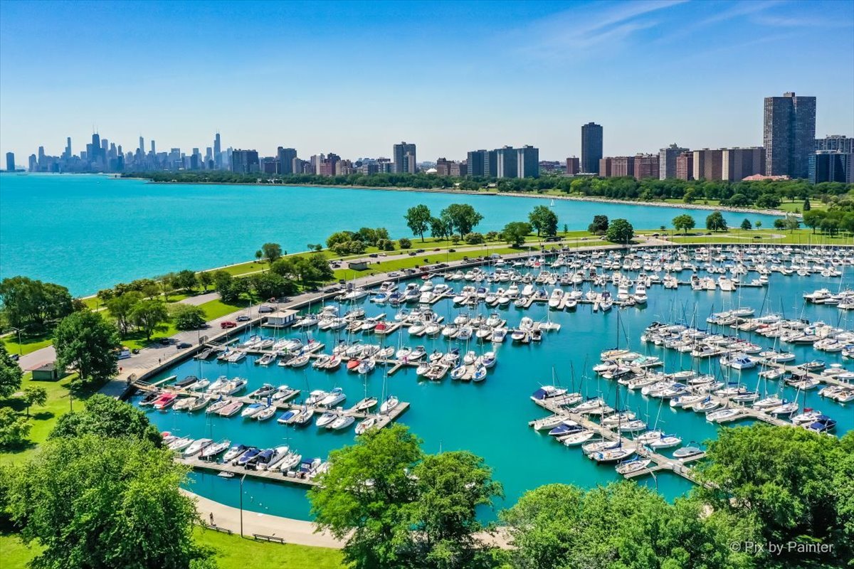 4240 N Clarendon Avenue Unit: 305N