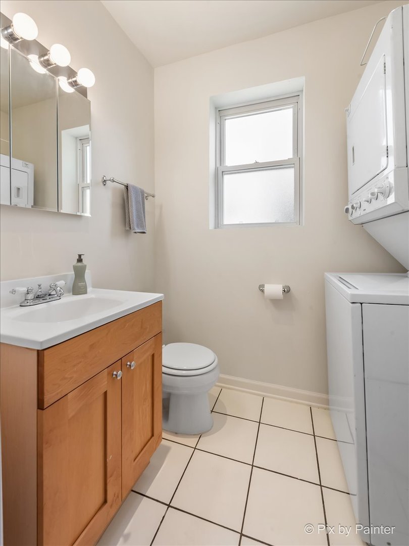 4240 N Clarendon Avenue Unit: 305N
