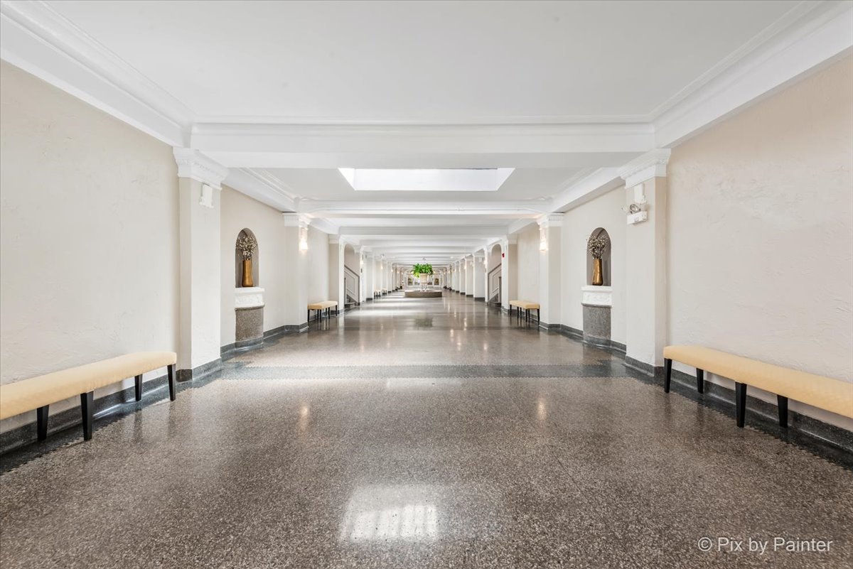 4240 N Clarendon Avenue Unit: 305N