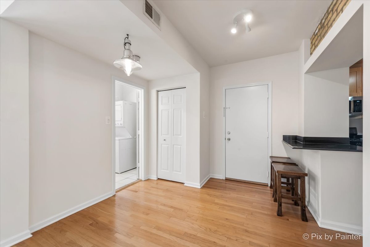 4240 N Clarendon Avenue Unit: 305N