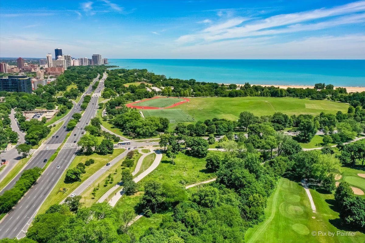 4240 N Clarendon Avenue Unit: 305N