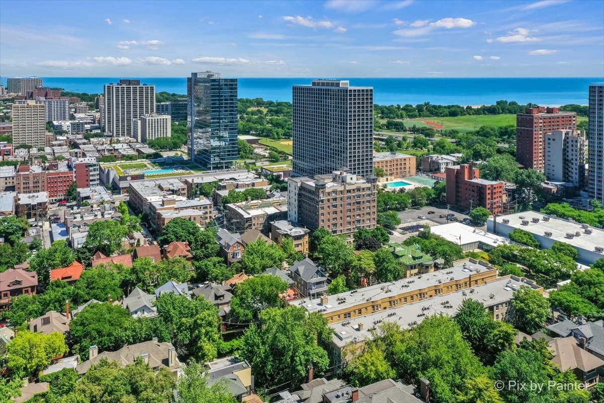 4240 N Clarendon Avenue Unit: 305N
