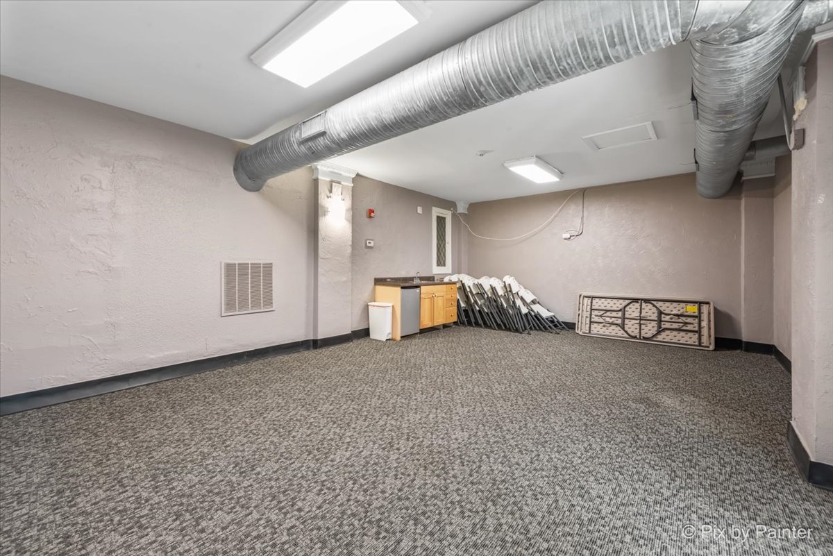 4240 N Clarendon Avenue Unit: 305N