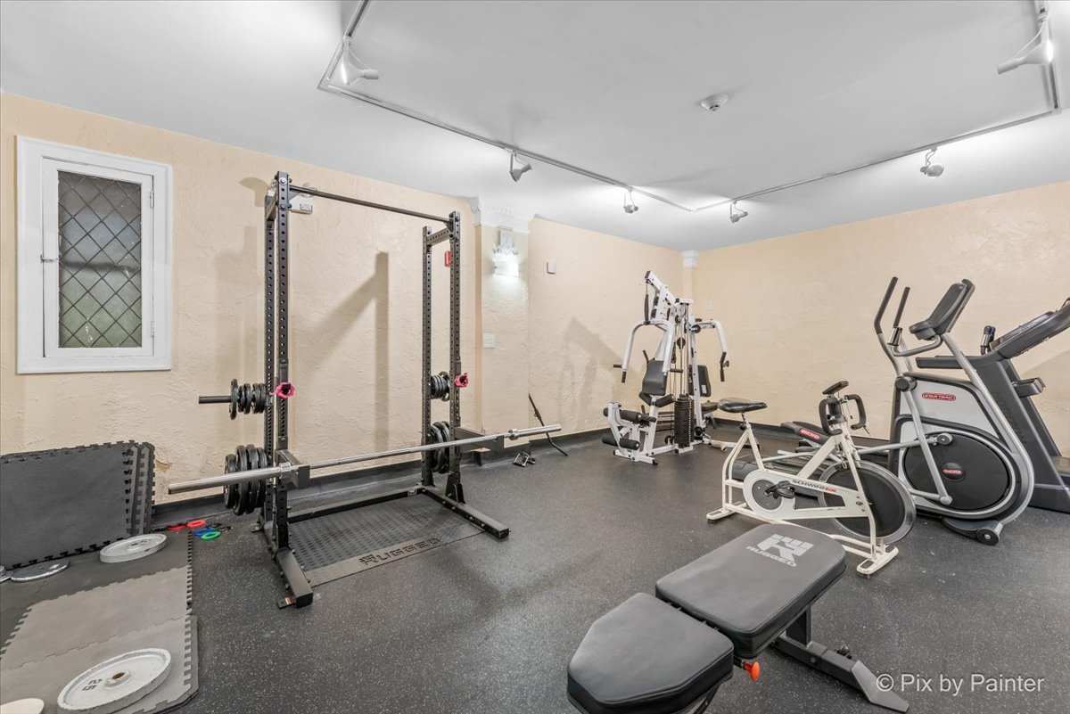 4240 N Clarendon Avenue Unit: 305N