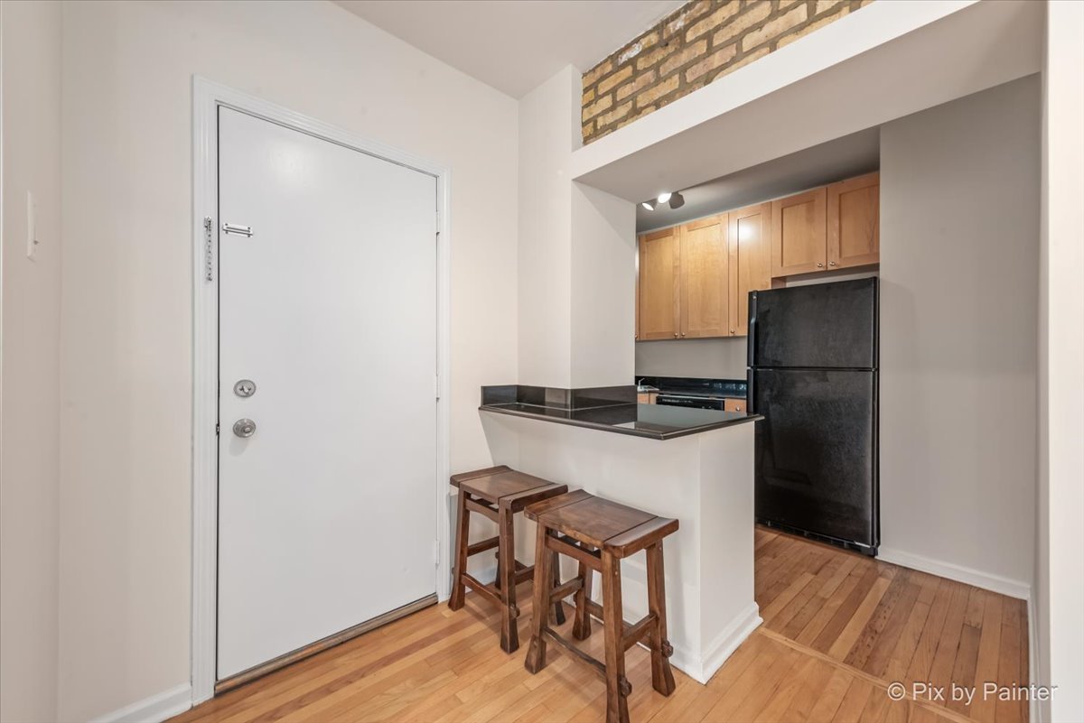 4240 N Clarendon Avenue Unit: 305N
