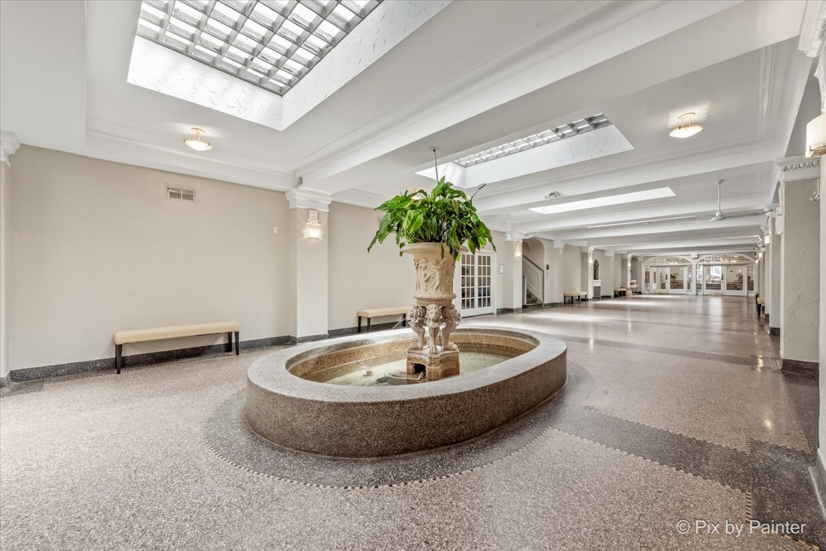 4240 N Clarendon Avenue Unit: 305N
