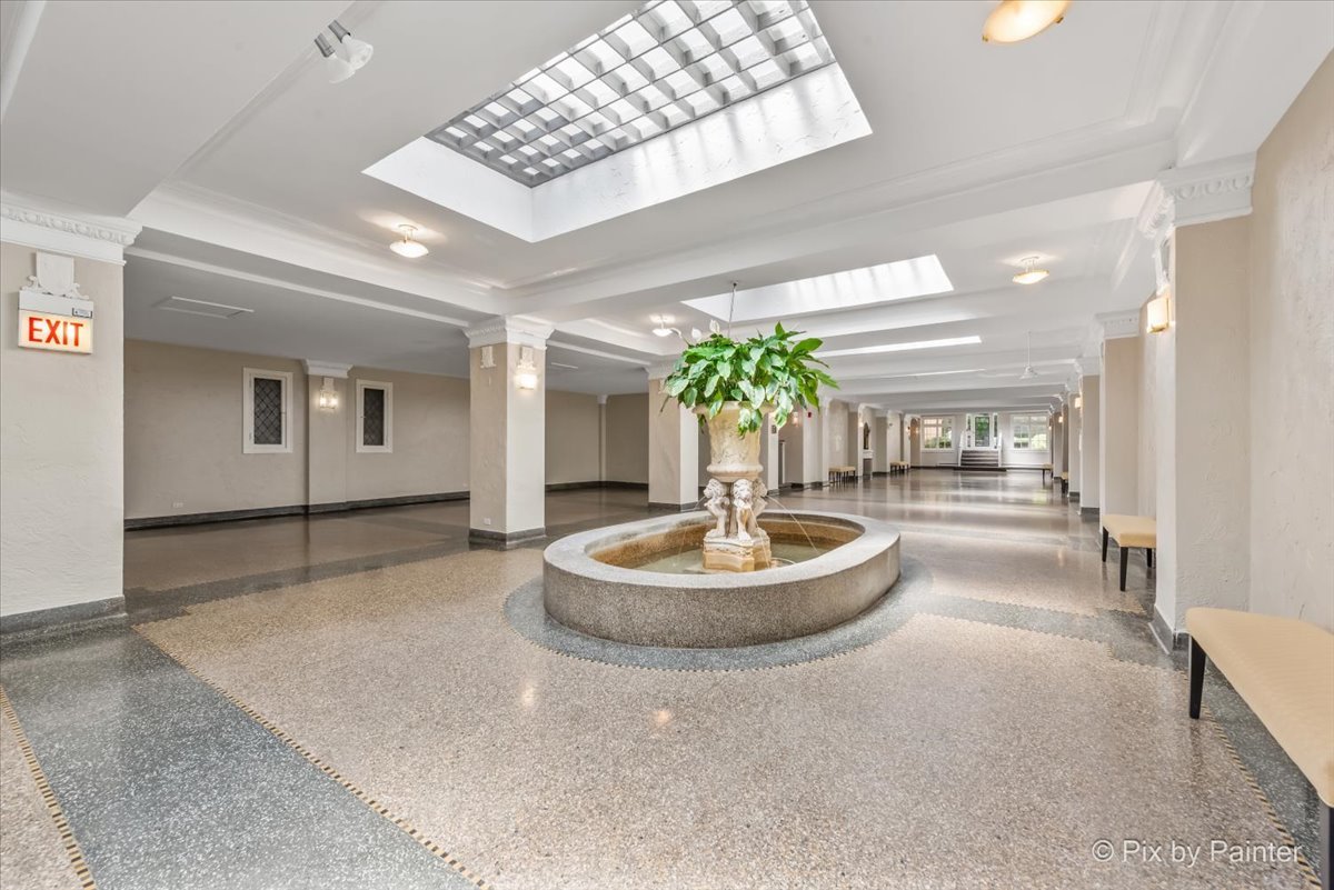 4240 N Clarendon Avenue Unit: 305N