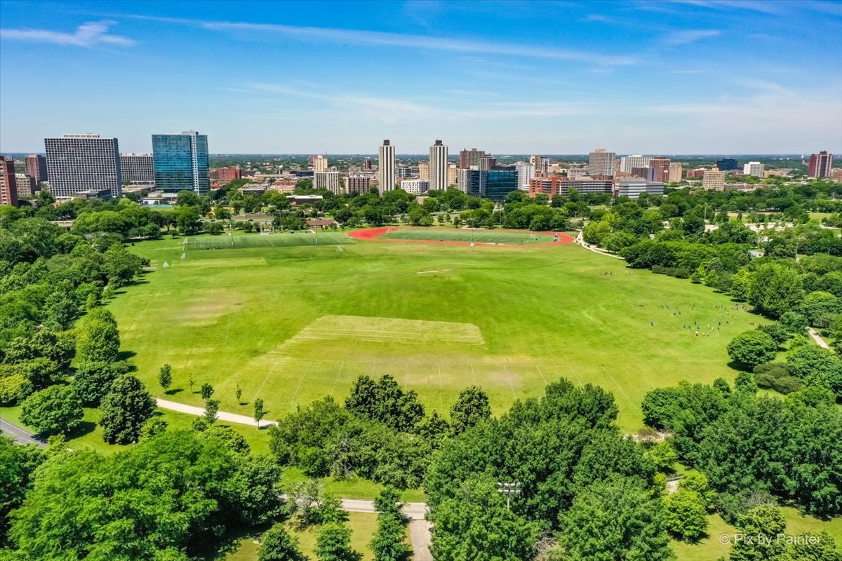 4240 N Clarendon Avenue Unit: 305N