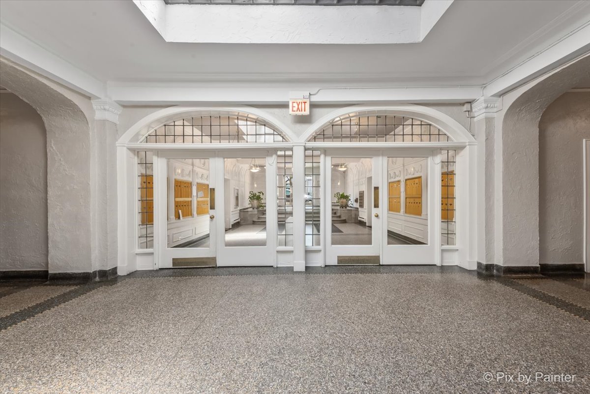 4240 N Clarendon Avenue Unit: 305N