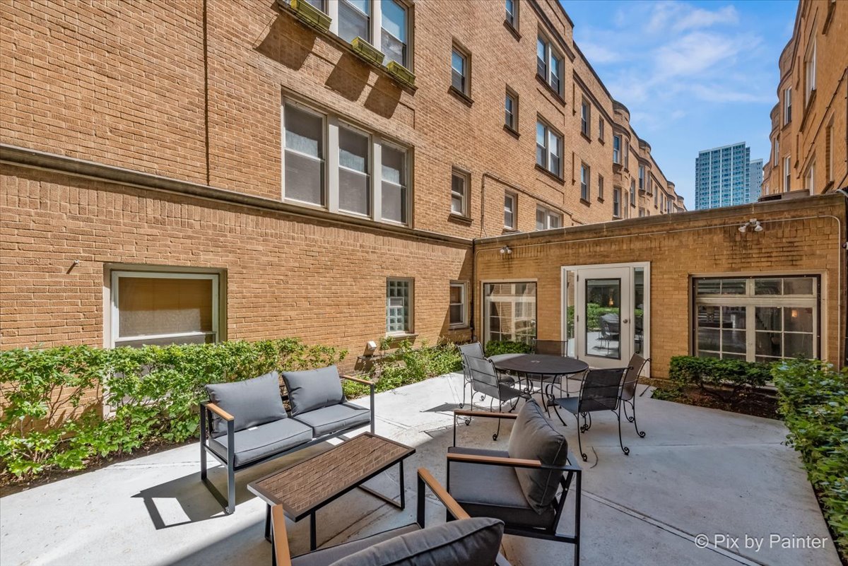 4240 N Clarendon Avenue Unit: 305N