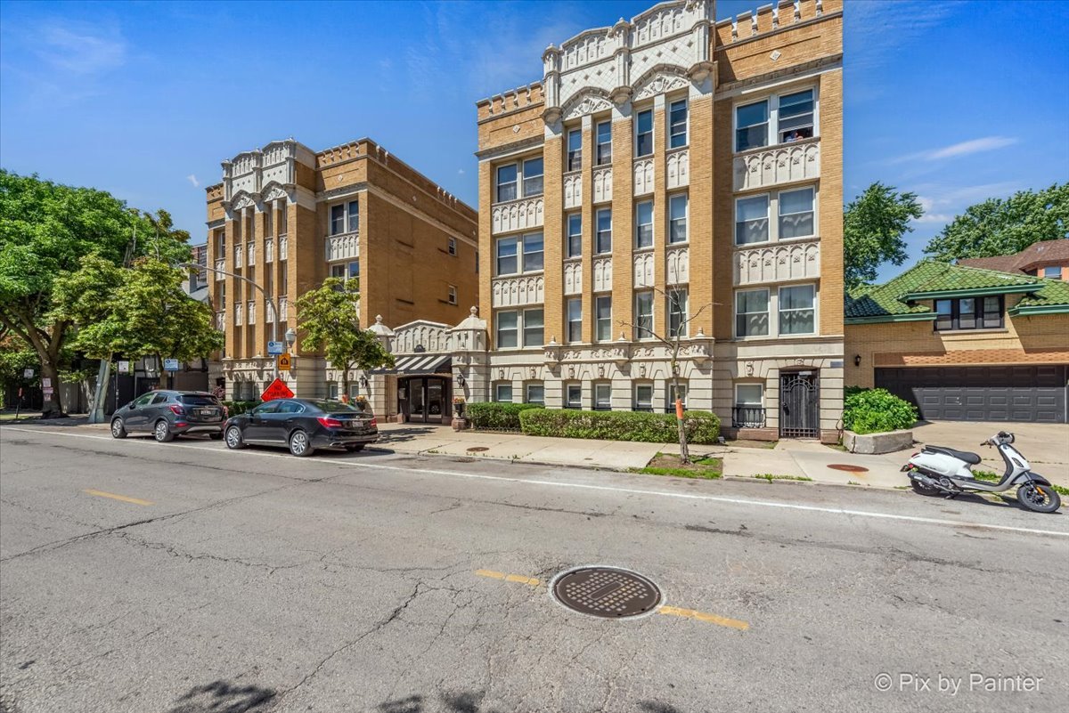 4240 N Clarendon Avenue Unit: 305N
