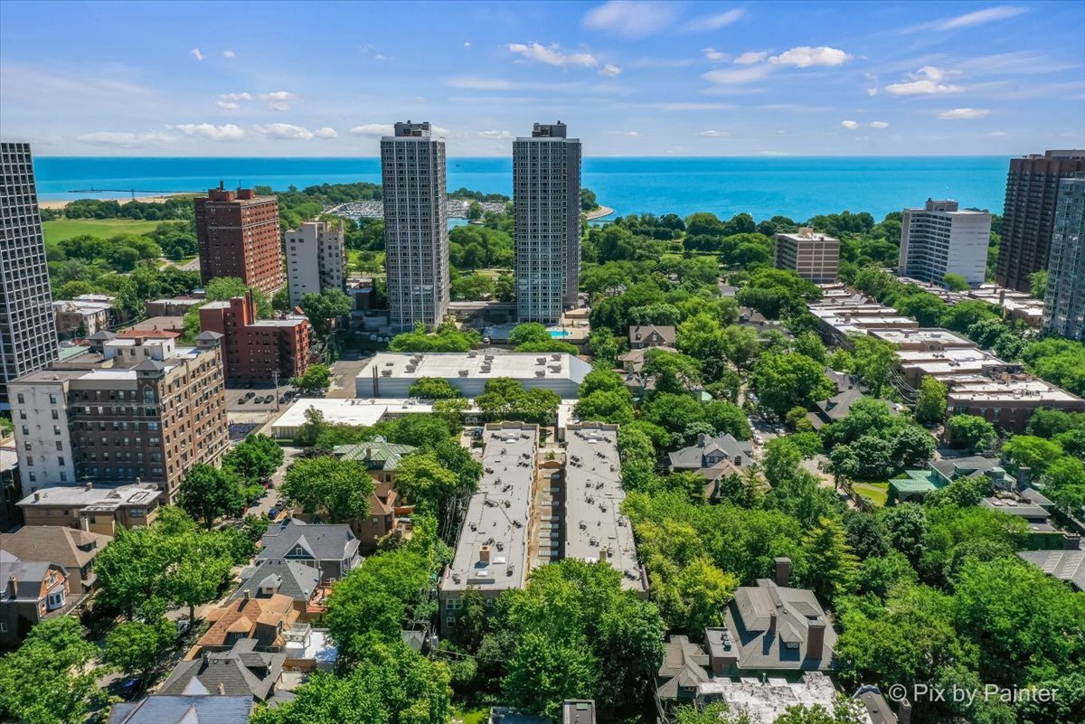4240 N Clarendon Avenue Unit: 305N