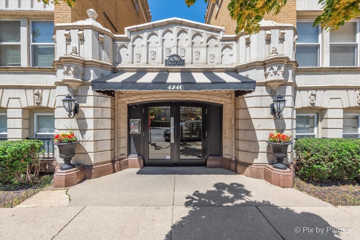 4240 N Clarendon Avenue Unit: 305N