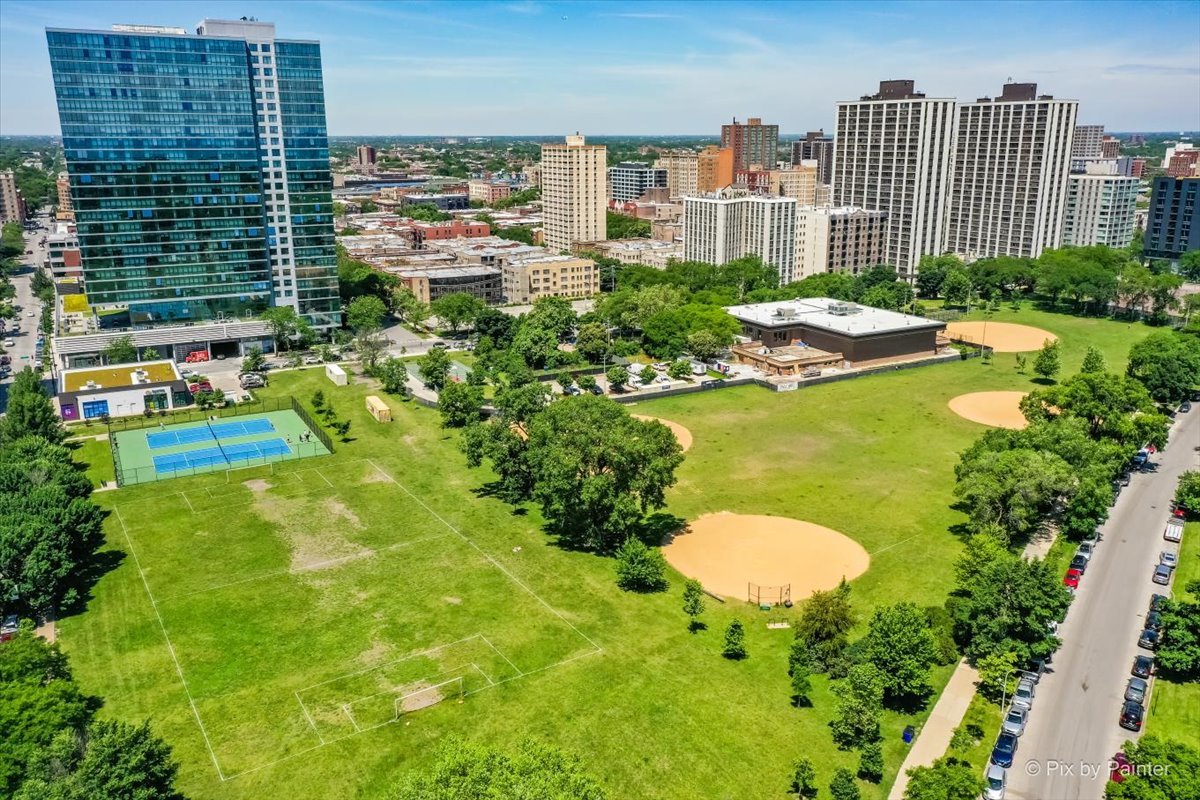 4240 N Clarendon Avenue Unit: 305N
