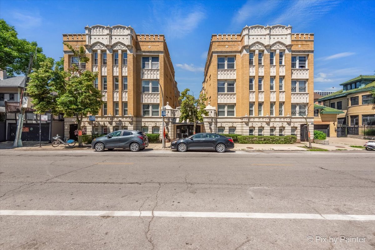 4240 N Clarendon Avenue Unit: 305N