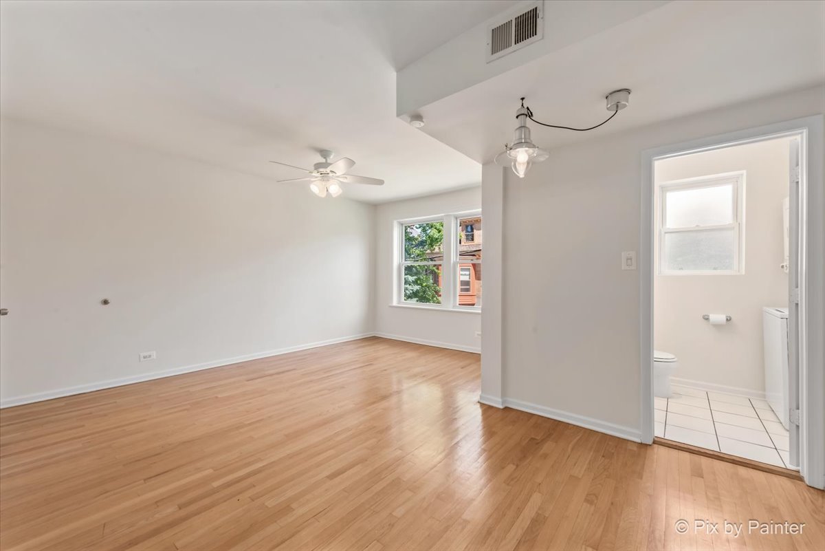 4240 N Clarendon Avenue Unit: 305N