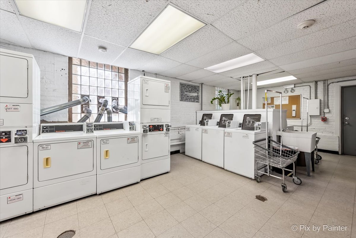 4240 N Clarendon Avenue Unit: 305N