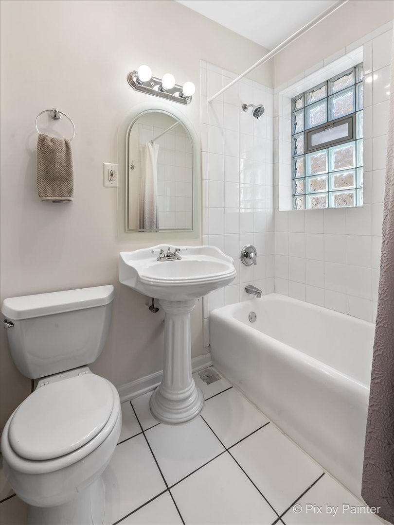 4240 N Clarendon Avenue Unit: 305N