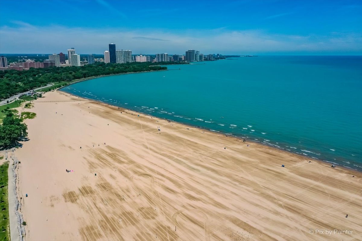 4240 N Clarendon Avenue Unit: 305N