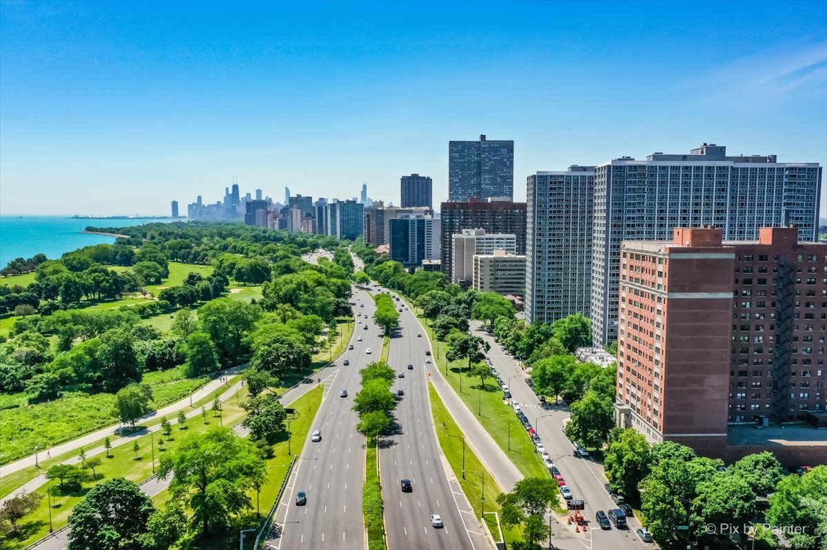4240 N Clarendon Avenue Unit: 305N