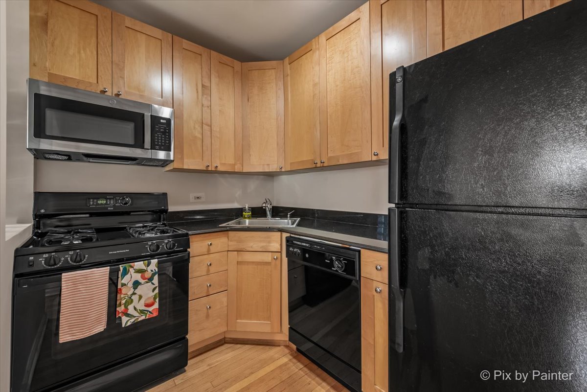 4240 N Clarendon Avenue Unit: 305N