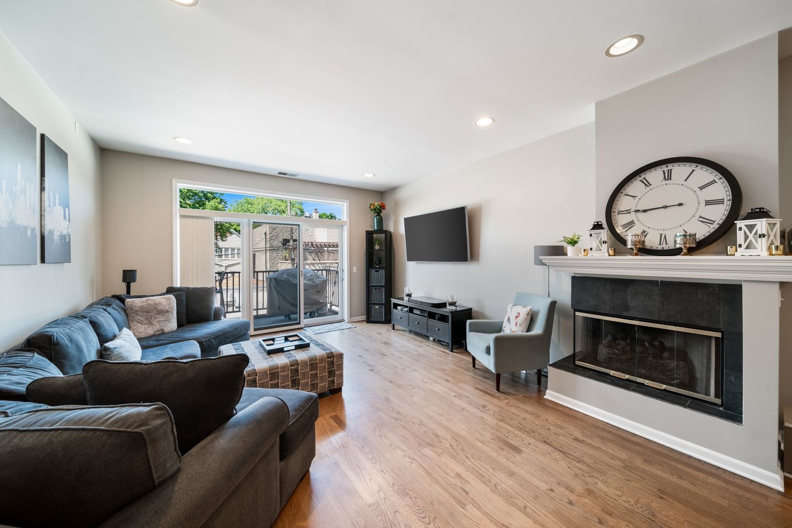 2040 W BELMONT Avenue Unit: 206