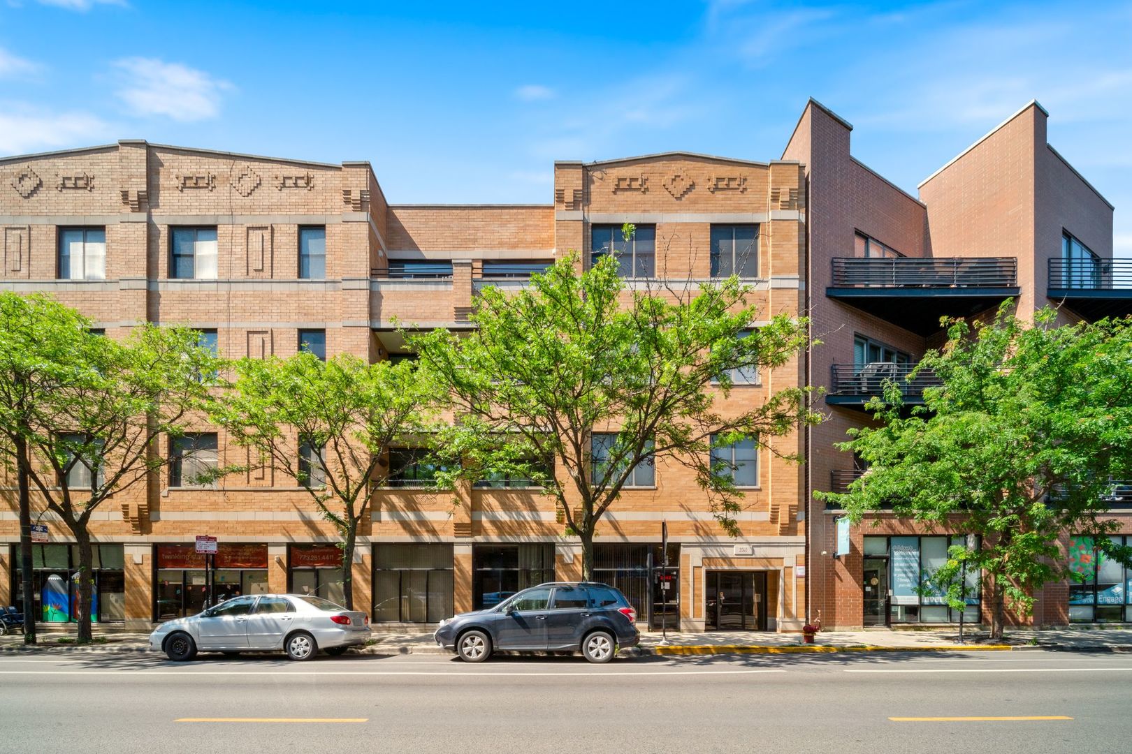 2040 W BELMONT Avenue Unit: 206
