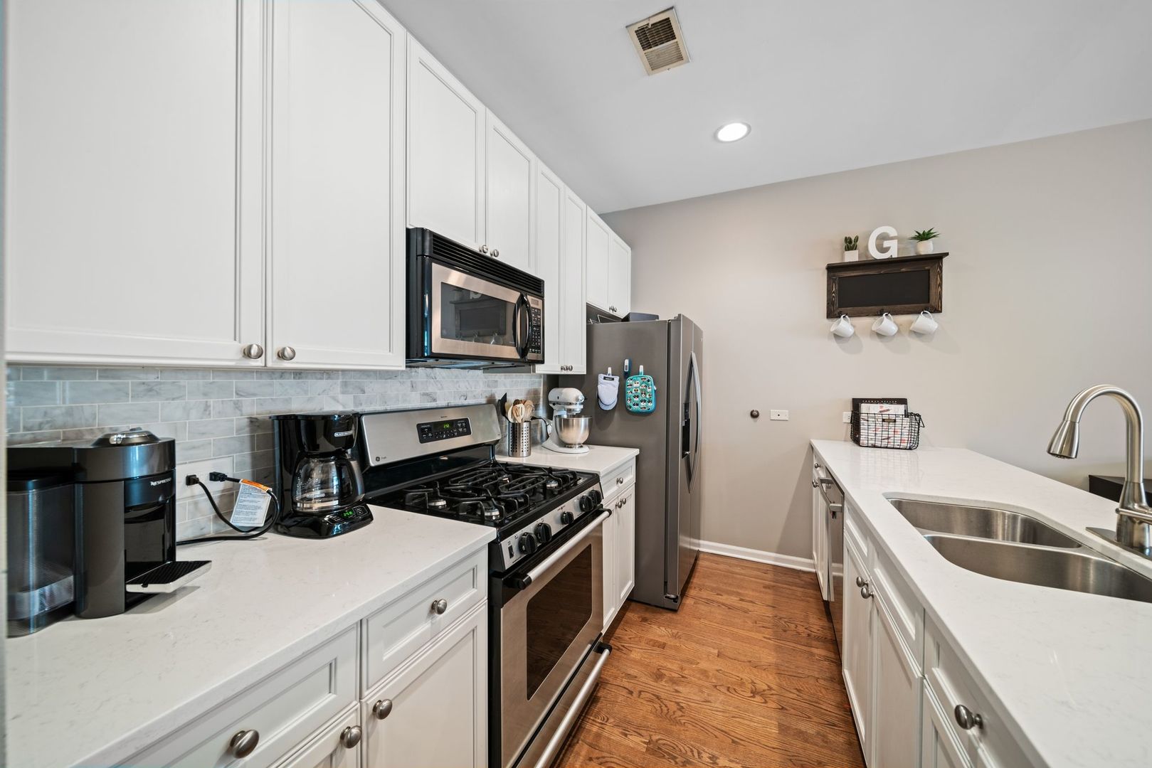 2040 W BELMONT Avenue Unit: 206