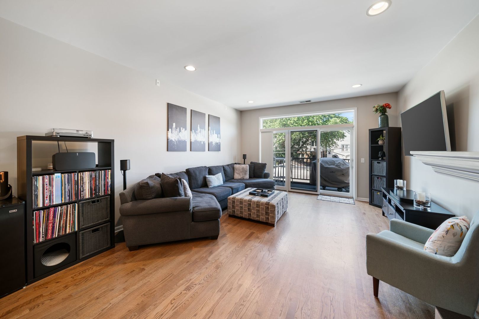 2040 W BELMONT Avenue Unit: 206