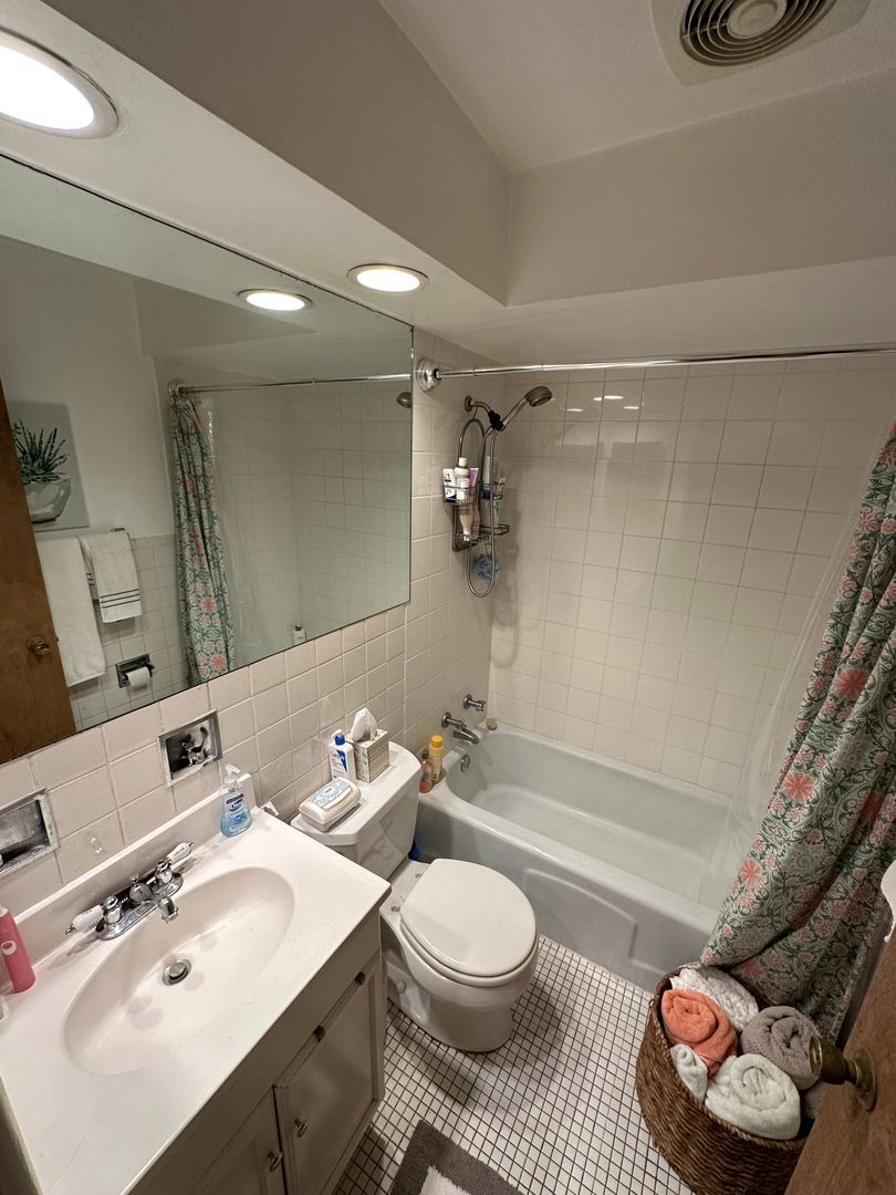468 W Melrose Street Unit: 251