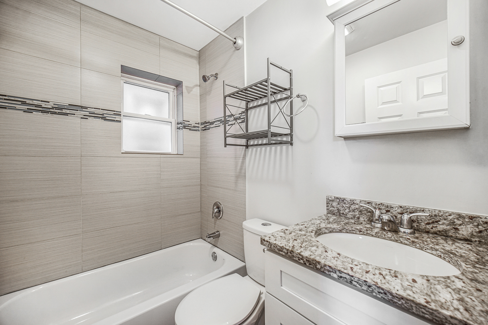 3121 N Southport Avenue Unit: 1F