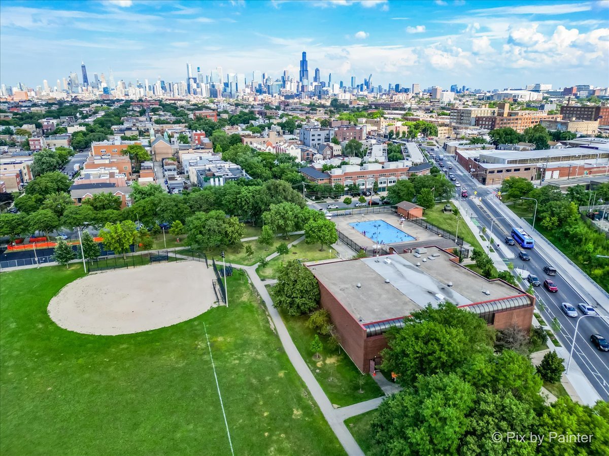 622 N Rockwell Street Unit: 403