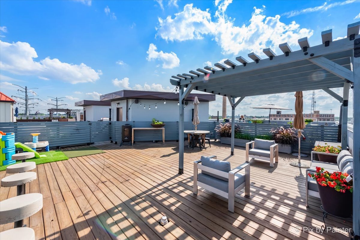 622 N Rockwell Street Unit: 403