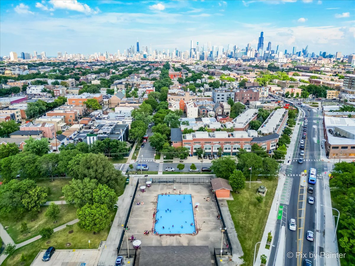 622 N Rockwell Street Unit: 403