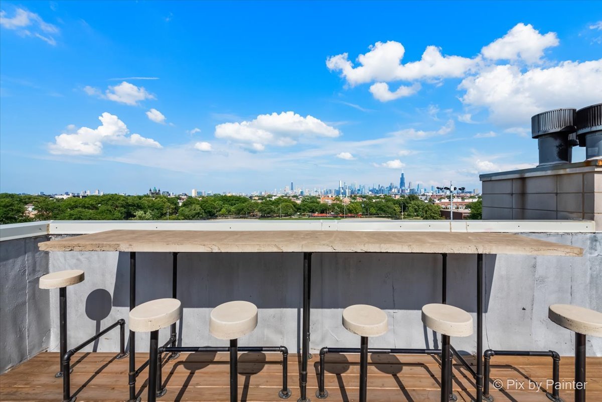 622 N Rockwell Street Unit: 403