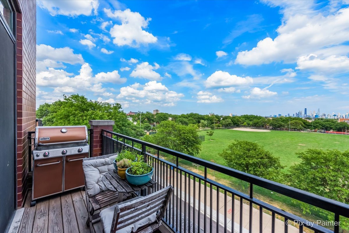 622 N Rockwell Street Unit: 403