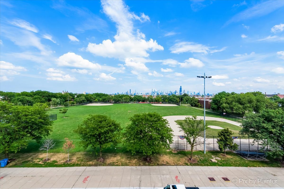622 N Rockwell Street Unit: 403