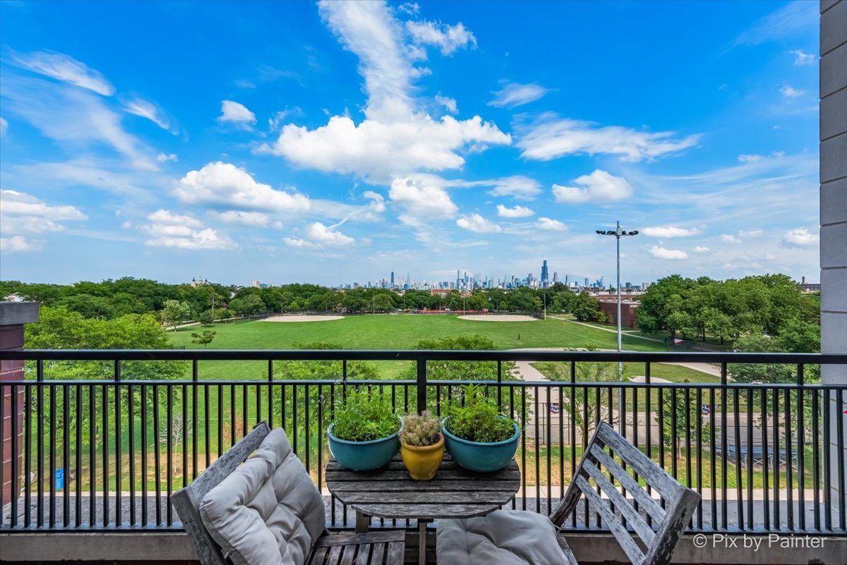 622 N Rockwell Street Unit: 403