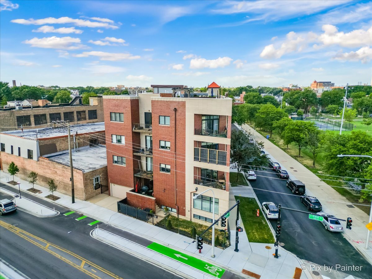 622 N Rockwell Street Unit: 403