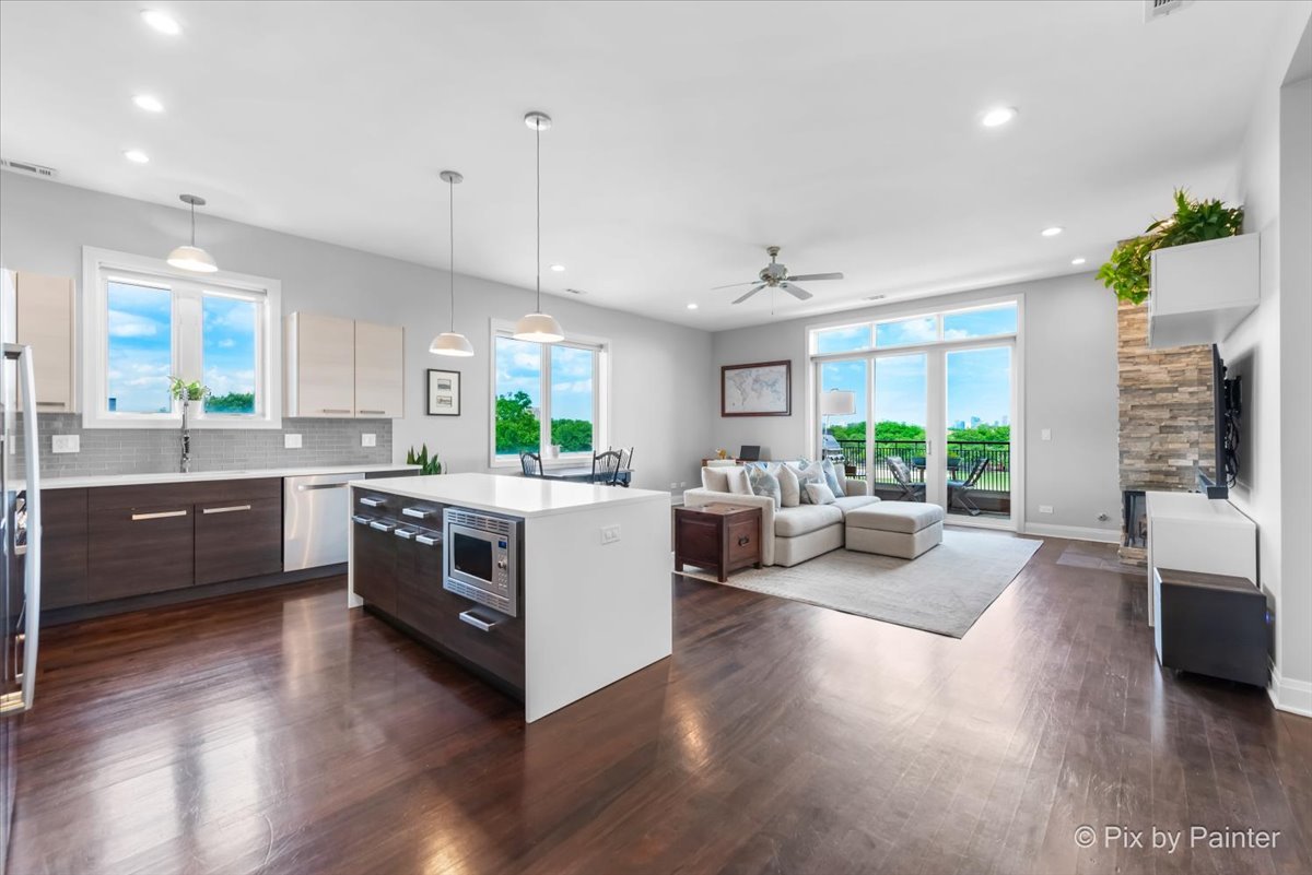 622 N Rockwell Street Unit: 403