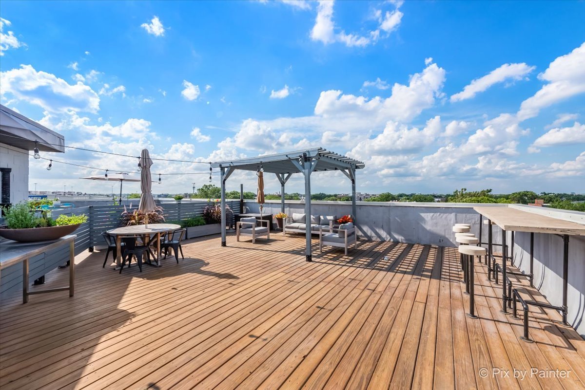 622 N Rockwell Street Unit: 403