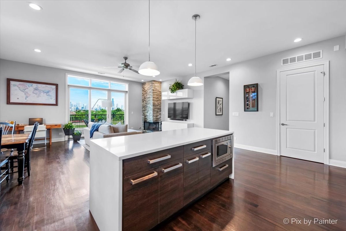 622 N Rockwell Street Unit: 403