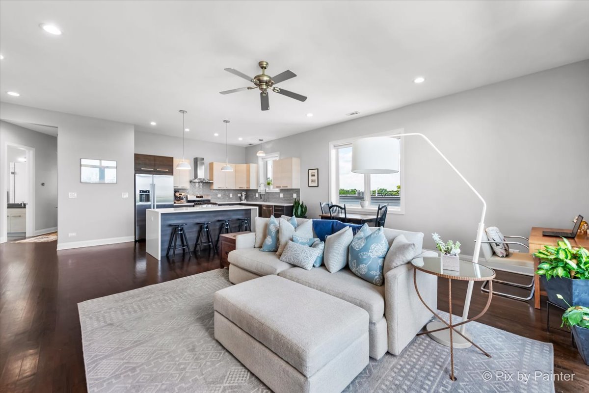 622 N Rockwell Street Unit: 403
