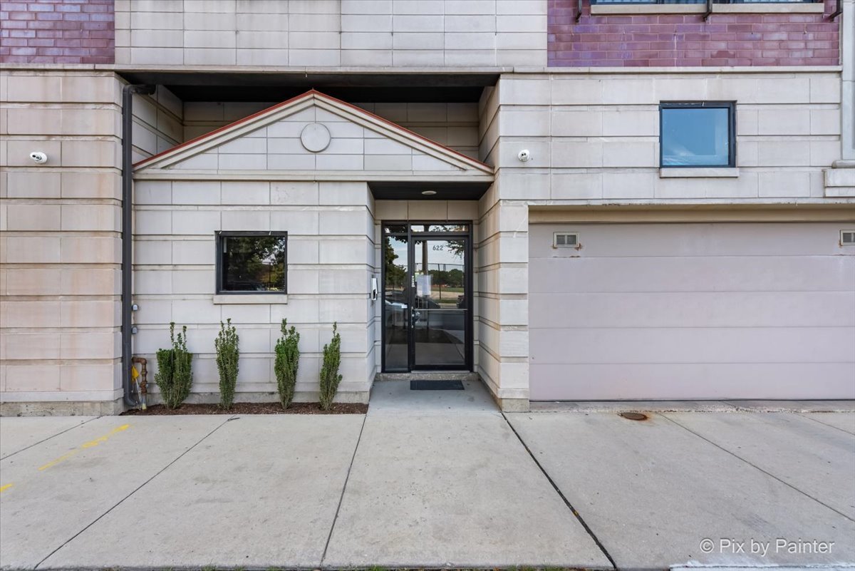 622 N Rockwell Street Unit: 403