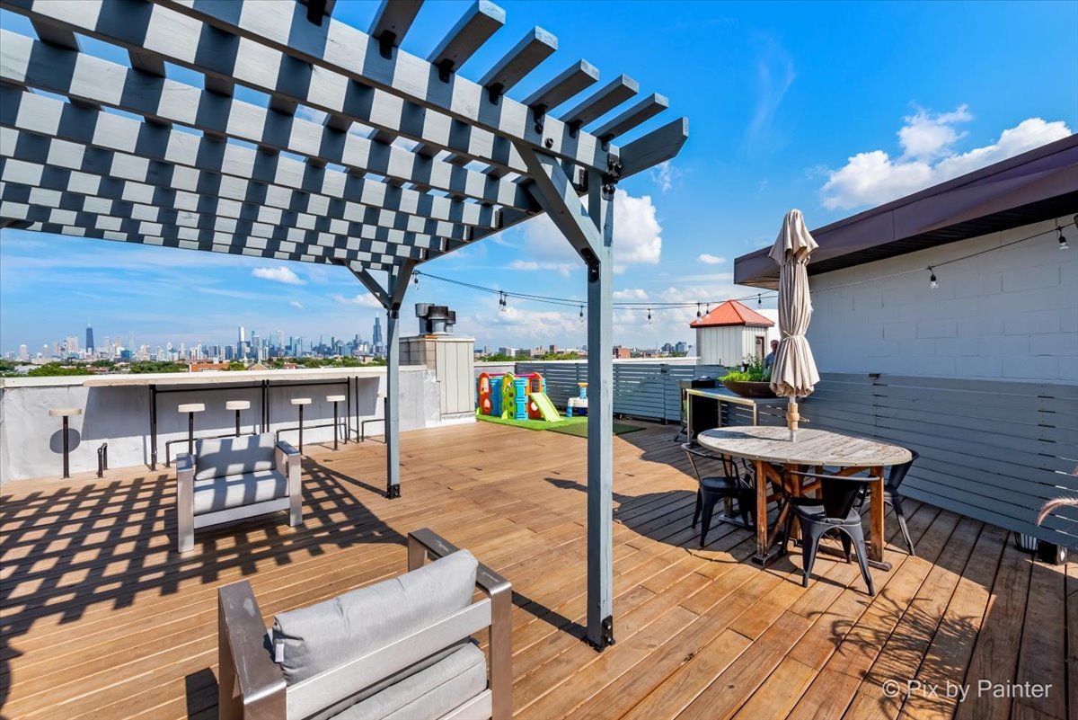 622 N Rockwell Street Unit: 403